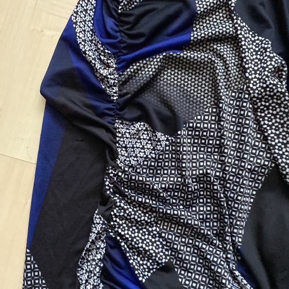 EUC tunic, ruched sides, longer length, front zip, abstract pattern, flattering - Picture 10 of 15